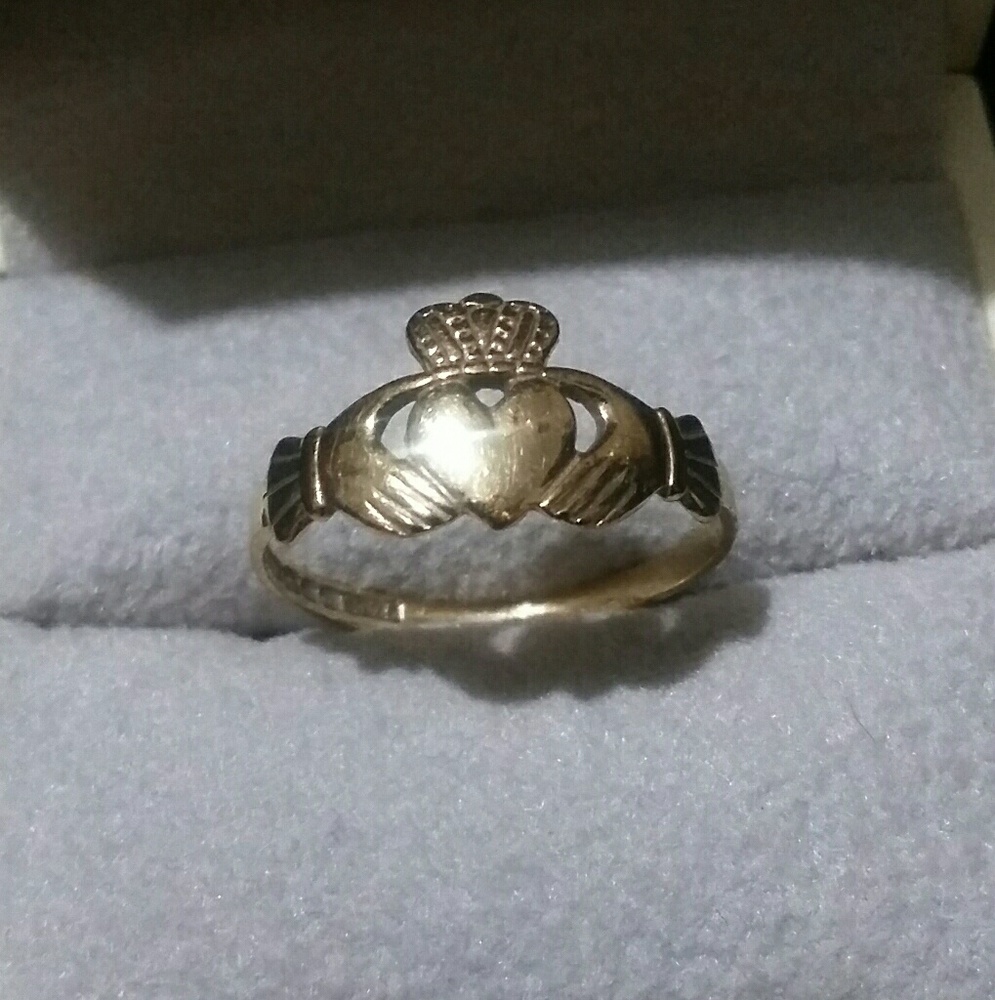 Sz 6 ~ vintage 9k yellow gold Clauddagh ring